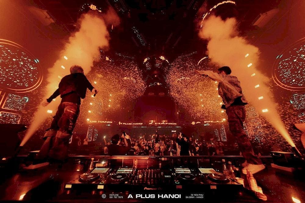 The combination of music and lighting makes A PLUS HANOI feel like it's exploding with energy, truly living up to its title as the first super club in Hanoi (Source: APLUS HANOI)